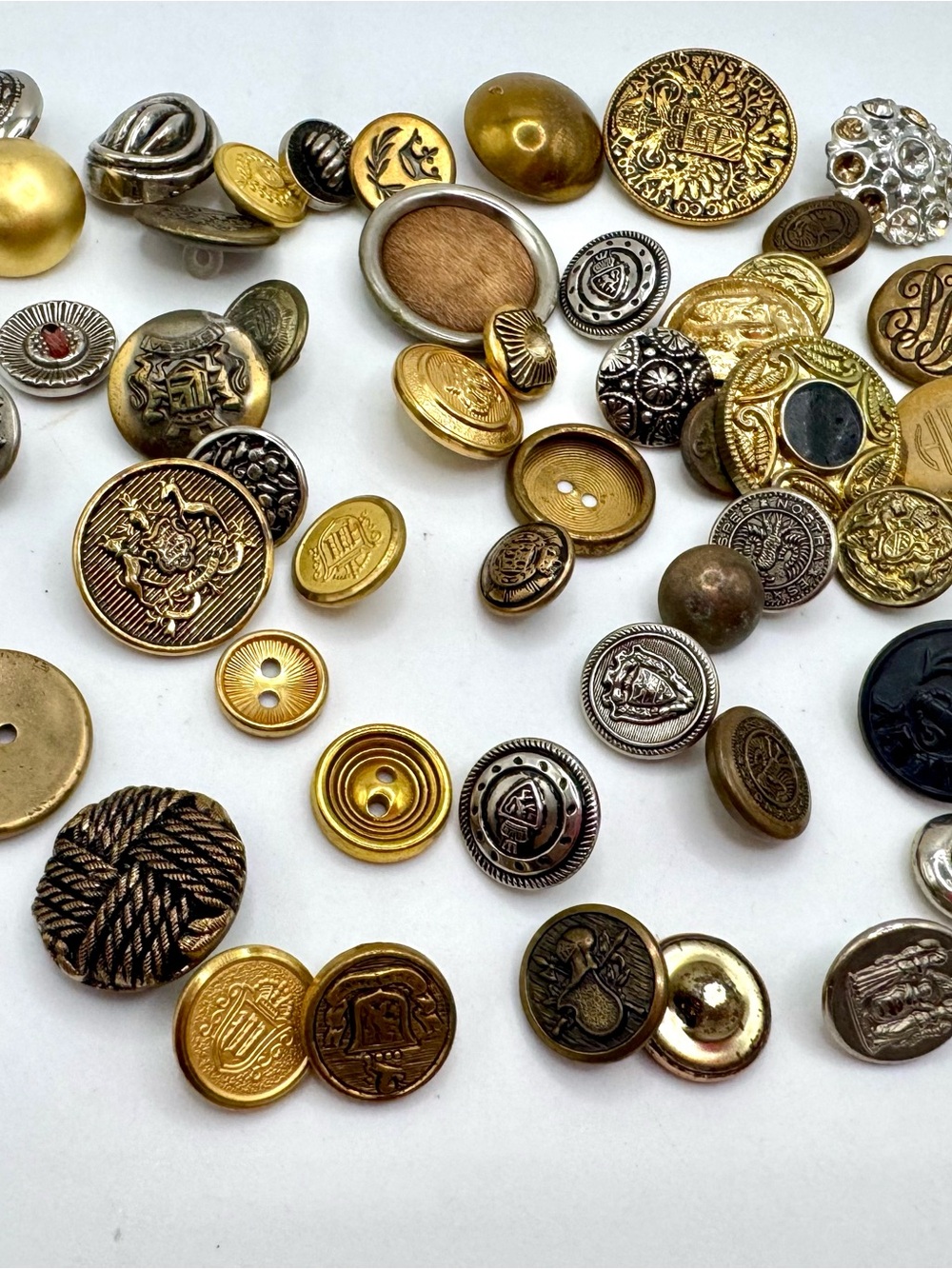 Vintage military and fashion buttons - Lot 
10